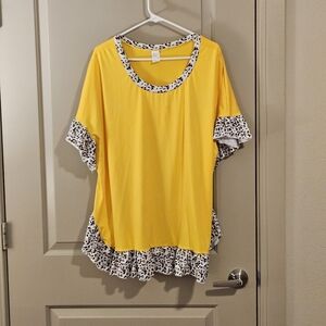 4XL Yellow Women's Top with Black and White Accents